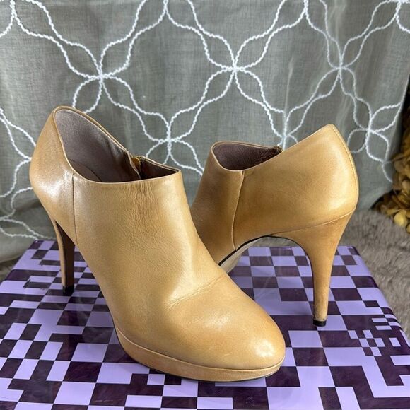 (F1) Vince Camuto Women's Bootie Elvin Tan, Leather Shoe with Zip Heel - Picture 2 of 13